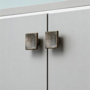 Puxador quadrado de latão com acabamento amadeirado, estilo moderno.