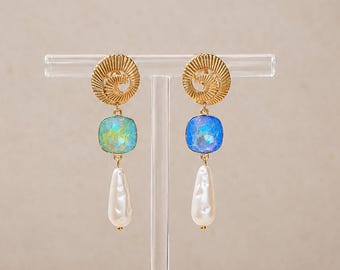 Boucles d'oreilles spirale dorée, cristaux vert & bleu, perle baroque — paire asymétrique faite main — bijoux statement originaux