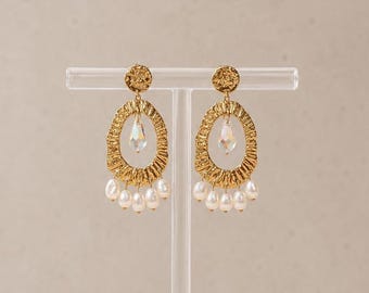 Gouden oorringen met textuur, versierd met kristallen en zoetwaterparels — handgemaakte statement oorbellen — luxe zomersieraden