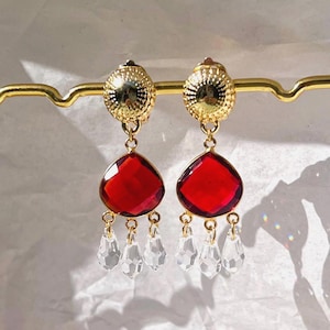 Rubinowoczerwone kryształowe kolczyki-klipsy i zawieszki – Złoty żyrandol – Biżuteria ręcznie robiona – Wyrazista/luksusowa