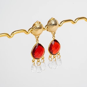 Clips d'oreilles cristal rouge rubis & pendeloques – Chandelier doré – Bijoux faits main – Statement / luxe