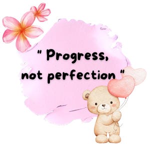 Pode incluir: Ilustração digital de um ursinho de pelúcia segurando balões em forma de coração, sobre um fundo rosa aquarela. O texto diz "Progress, not perfection". Flores cor-de-rosa no canto superior esquerdo.