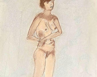 Nuda in beige, cammina con grazia e incanto