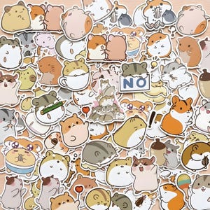Könnte beinhalten: Eine Sammlung farbenfroher Hamster-Aufkleber in verschiedenen Posen und Designs. Die Aufkleber zeigen Hamster mit unterschiedlichen Ausdrücken, einige halten Gegenstände und einige mit Text. Die Aufkleber sind in Braun-, Beige-, Grau- und Weißtönen gehalten.