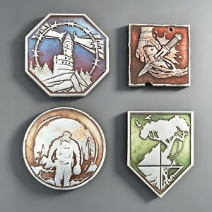 Könnte beinhalten: Vier dekorative Plaketten mit erhabenen Reliefdesigns. Oben links ein Achteck mit Turm und Stacheldraht. Oben rechts ein Quadrat mit Händen, die ein Messer halten. Unten links ein Kreis mit einer Figur. Unten rechts ein Schild mit einem Baum.