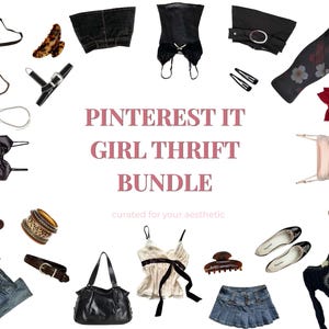 Könnte beinhalten: Eine Sammlung von Kleidung und Accessoires, darunter Handtaschen, Jeansröcke, Oberteile, Gürtel, Haarspangen, Ballerinas und Schmuck, angeordnet um den Text PINTEREST IT GIRL THRIFT BUNDLE curated for your aesthetic auf weißem Hintergrund.