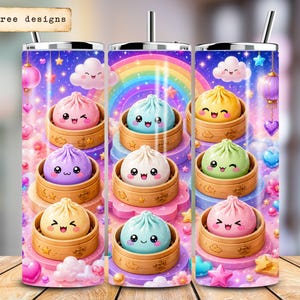 Könnte beinhalten: Ein zylindrischer Becher mit einem bunten Muster aus Cartoon-Bao-Brötchen mit lächelnden Gesichtern, die jeweils in einem Bambusdämpfer liegen. Der Hintergrund zeigt einen Regenbogen, Wolken, Sterne und Herzen in Pastelltönen. Der Text 30 free designs ist sichtbar.