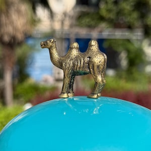 Vintage mässingskamelfigur, massiv kopparstaty av baktrisk kamel, miniatyrdjursdekor, samlarbordsprydnad, bohemisk heminredningsgåva