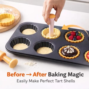 Puede incluir: Una bandeja para hornear negra con seis moldes acanalados, algunos llenos de masa. Una persona usa un pisón para tartas rosa y naranja para dar forma a la masa. La imagen muestra el texto "Before -> After Baking Magic" y "Easily Make Perfect Tart Shells."
