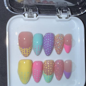 Ongles à presser à pois multicolores de longueur moyenne en amande