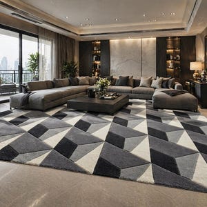 Può includere: Un moderno soggiorno con un ampio divano angolare grigio, un tappeto geometrico nei toni del grigio e del bianco e un tavolino in legno scuro. La stanza ha grandi finestre e un balcone.