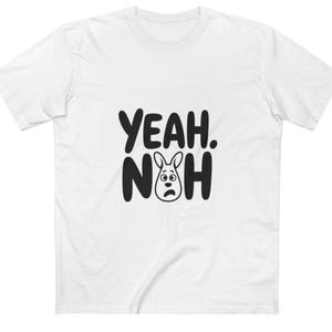 Könnte beinhalten: Weißes T-Shirt mit schwarzem Aufdruck „YEAH. NOH“ mit einem überraschten Cartoon-Gesicht, das das „O“ ersetzt. Das Shirt hat einen Rundhalsausschnitt und kurze Ärmel.