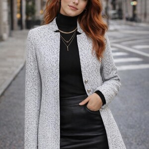Abrigo largo sastre gris con estampado de espiga, chaqueta tipo blazer clásica minimalista.