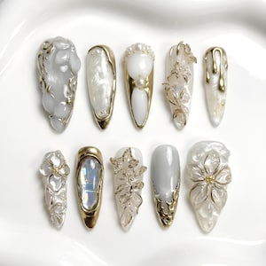 Uñas postizas 3D esculpidas en blanco perla dorado cromado con diseño floral, set de uñas postizas para novias.