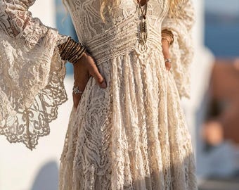 ホワイトのボヘミアン風カフタンドレス（レディース）、深いVネックの刺繍レースマキシドレス、かぎ針編みのヒッピービーチドレス、フレアスリーブのリゾートウェア