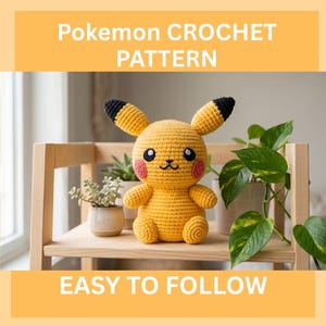 Może przedstawiać: Szydełkowa lalka Pikachu z żółtym korpusem, czarnymi końcówkami uszu i czerwonymi policzkami. Lalka jest wystawiona na drewnianej półce z roślinami doniczkowymi. Tekst "Pokemon CROCHET PATTERN" i "EASY TO FOLLOW" jest wyświetlany.