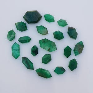 Natural 21.20 carats Green Rose cut Emerald gemstone lot of Pakistan