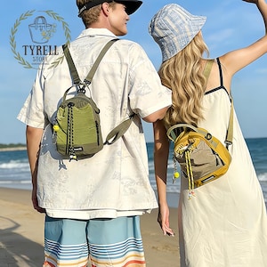 Puede incluir: Dos personas con pequeñas mochilas verde oliva y amarillas con correas ajustables. Las bolsas tienen un cierre de cordón y un pequeño bolsillo con cremallera. Las bolsas se llevan sobre los hombros. Las bolsas son de Tyrell Store.