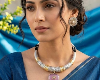 Gargantilla de plata oxidada con colgante rosa, estilo bohemio étnico, collar llamativo hecho a mano.