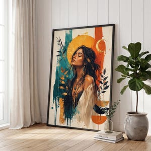 Op de afbeelding: Ingelijste kunstdruk met een vrouw met lang donker haar, versierd met sieraden en een serene uitdrukking. Het kunstwerk heeft een boheems thema, met een kleurenpalet van oranje, teal en goud. De print staat in een zwart frame, leunend tegen een witte muur.