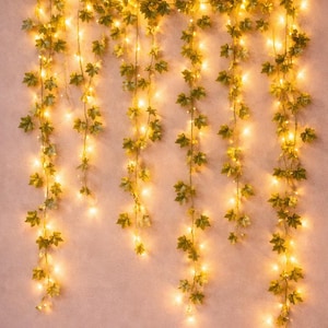 Può includere: Un set di tre tazze in ceramica con finitura opaca e macchiettata. Le tazze sono nei toni del crema, grigio chiaro e grigio scuro. Ogni tazza ha un design semplice e minimalista e un manico arrotondato.