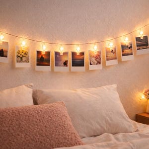 Peut inclure: Une tasse en céramique blanche avec une anse noire et le texte "But First, Coffee" en noir gras. La tasse est posée sur une surface blanche. La tasse mesure environ 10 cm de haut.