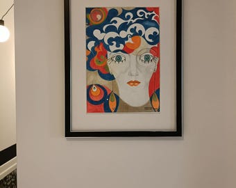 Ritratto surreale in stile Art Déco – Volto femminile disegnato a matita colorata, quadro formato A3 incorniciato.