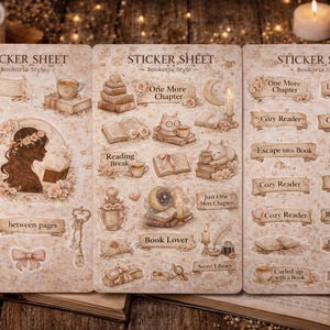 Könnte beinhalten: Drei Stickerbögen im Vintage-Stil. Die Aufkleber zeigen Illustrationen von Büchern, Teetassen, Kerzen und einer Silhouette einer lesenden Person. Der Text enthält "One More Chapter" und "Cozy Reader".