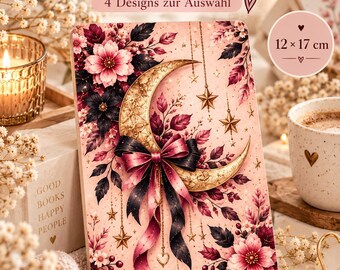 May include: A rectangular e-reader insert measuring 12 x 17 cm featuring a pink background with a gold crescent moon, a dark ribbon bow, hanging star ornaments, and floral patterns. The text reads BOOKORIA, E-READER EINLAGE, and 4 Designs zur Auswahl.