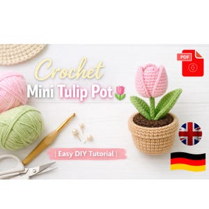 Op de afbeelding: Een gehaakte mini-tulpenpot met een roze bloem, groene bladeren en een bruine pot. De afbeelding bevat garen, een haaknaald, een schaar en de tekst "Crochet Mini Tulip Pot" en "Easy DIY Tutorial".