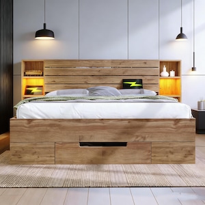 Könnte beinhalten: Ein Holzbettrahmen mit einem Kopfteil mit eingebauten Regalen und Beleuchtung. Das Bett hat eine hellfarbige Matratze und eine grüne Decke. Das Kopfteil hat ein Tablet mit einer Blitzgrafik. Der Bettrahmen hat Schubladen.