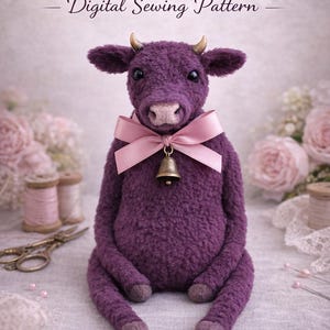 Puede incluir: Un peluche de vaca morada con pequeños cuernos, un lazo rosa y una campana. El texto "PDF PATTERN - Digital Sewing Pattern" se muestra en la parte superior e inferior de la imagen. La vaca es un juguete blando, probablemente para un proyecto de costura.