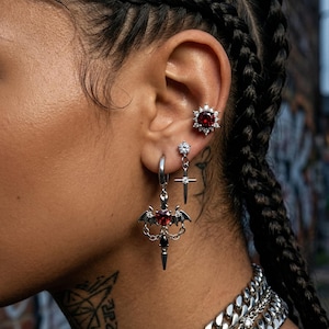 Kolczyki w kształcie skrzydeł demona, czerwone gotyckie kółko w kształcie serca, wampiryczna biżuteria estetyczna, kolczyk w kształcie sztyletu w kształcie krzyża punkowego, prezent dla niej