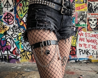 Y2K Girl Aesthetic Leg Accessory, Punk Cross Paw Chain Thigh Garter, Alt Fashion Subculture Accessories, Adjustable Harajuku Leg Harness.