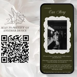 Może przedstawiać: Ekran smartfona wyświetla historię ślubu ze zdjęciem pary w czerni i bieli. Na ekranie widnieje napis "Our Story" oraz kod QR do podglądu na innym urządzeniu. Widoczny jest r&oacute;wnież Kupidyn z łukiem i strzałą.