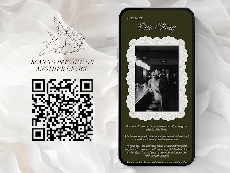 Może przedstawiać: Ekran smartfona wyświetla historię ślubu ze zdjęciem pary w czerni i bieli. Na ekranie widnieje napis "Our Story" oraz kod QR do podglądu na innym urządzeniu. Widoczny jest r&oacute;wnież Kupidyn z łukiem i strzałą.