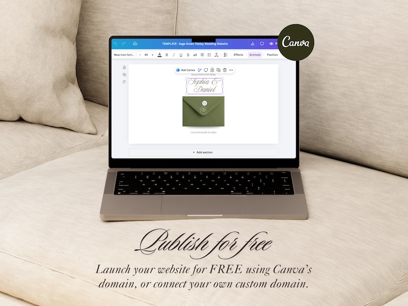 Może przedstawiać: Laptop z interfejsem projektowania Canva z szablonem zaproszenia ślubnego. Ekran wyświetla zielony projekt koperty z imionami "Sophia & Daniel". Tekst "Publish for free" jest widoczny poniżej laptopa.