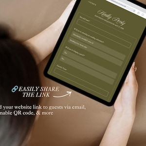 Op de afbeelding: Een digitale tablet met een olijfgroen RSVP-formulier met de tekst Kindly Reply, RSVP Kindly Requested By May 27, 2028, Your full name, Will you be attending our wedding celebration, Absolutely, wouldn't miss it, Sending love from afar, Guest(s) Name.
