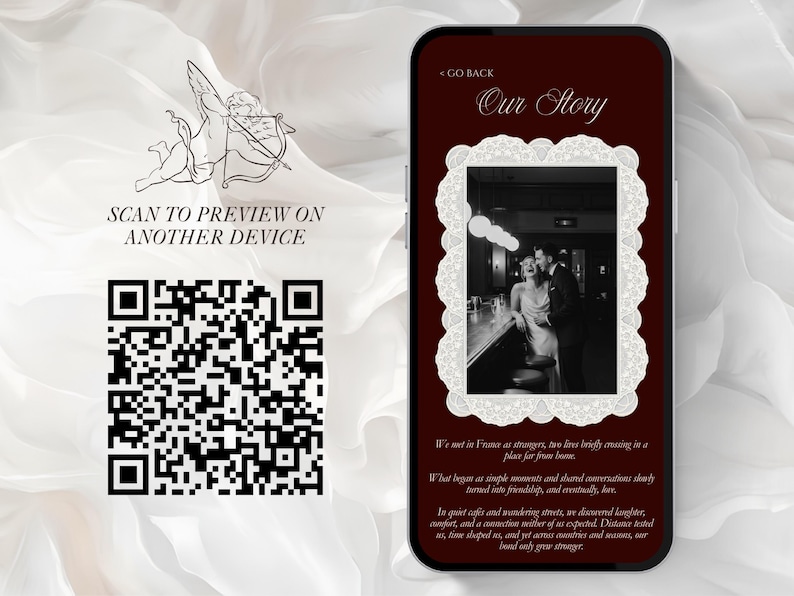 Op de afbeelding: Een smartphonescherm toont een donkerrode interface met de tekst Our Story en een zwart-witfoto van een koppel in een bar, omlijst door een witte kanten rand. Links staat een QR-code onder een lijntekening van een cupido.