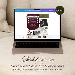Op de afbeelding: Een laptop met een Canva-ontwerpomgeving voor een trouwwebsite. Het scherm toont een donkerbordeaux en olijfgroene lay-out met de tekst Sophia & Daniel, 28 June 2028, The Plaza Hotel, New York. Een Canva-logo is zichtbaar in de hoek.