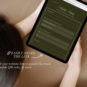 Może przedstawiać: Tablet cyfrowy wyświetlający formularz RSVP weselnego z tekstem "Findly Reply". Ekran jest oliwkowo-zielony z białymi polami tekstowymi. Obraz zawiera tekst "Łatwo udostępnij link" i instrukcje wysyłania linku przez e-mail lub kod QR.