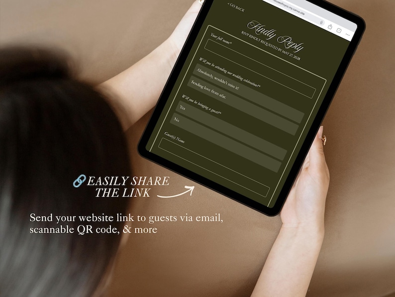 Może przedstawiać: Tablet cyfrowy wyświetlający formularz RSVP weselnego z tekstem "Findly Reply". Ekran jest oliwkowo-zielony z białymi polami tekstowymi. Obraz zawiera tekst "Łatwo udostępnij link" i instrukcje wysyłania linku przez e-mail lub kod QR.
