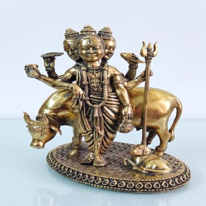 Estatua de latón Shiltattva Dattatreya / Figura Trimurti Guru Dev con vaca y perro / Decoración detallada para altar doméstico de 6 pulgadas / Regalo espiritual / Tradicional