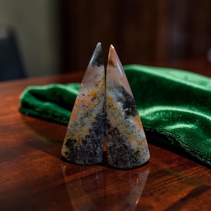 Puede incluir: Un letrero de madera rústico con el texto "Welcome to our home" en un estilo manuscrito. El letrero presenta un acabado envejecido y un diseño simple y acogedor, ideal para la decoración de la entrada.