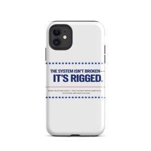 以下が含まれることがあります： 白の携帯電話ケース。青と白で「THE SYSTEM ISN'T BROKEN - IT'S RIGGED.」と書かれています。ケースには黒い縁と青い星のデザインがあります。「MONEY BUYS INFLUENCE, POLITICIANS SERVE LOBBYISTS, ELECTIONS ARE MAN PULATED」というテキストも含まれています。