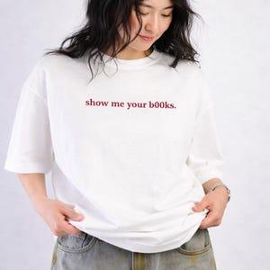 Camiseta "Mostre-me seus livros" - Camiseta divertida com estampa para amantes de livros