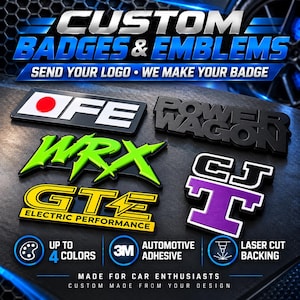 Può includere: Una collezione di stemmi e emblemi per auto personalizzati con vari design, tra cui un emblema con la bandiera giapponese, uno stemma nero Power Wagon, un emblema verde neon WRX, uno stemma giallo GTE Electric Performance e un emblema viola CJT.