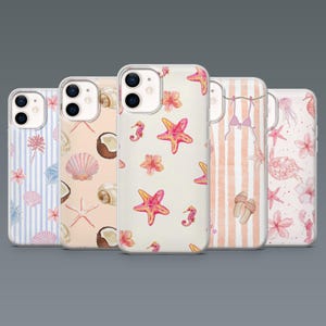 Op de afbeelding: Een verzameling van vijf telefoonhoesjes met strandthema's. De hoesjes bevatten illustraties van schelpen, zeesterren, zeepaardjes, bloemen en gestreepte patronen in roze, blauwe en beige tinten. De hoesjes zijn ontworpen voor een smartphone.