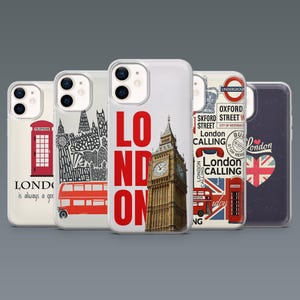 Può includere: Una collezione di custodie per telefoni con design a tema Londra. Le custodie presentano immagini del Big Ben, cabine telefoniche rosse, autobus a due piani e il logo della metropolitana di Londra. Alcune custodie hanno le scritte "London Calling" e "London".