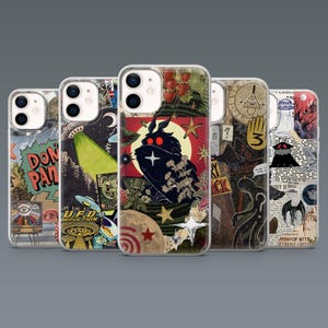 Può includere: Una collezione di cinque custodie per telefono con design unici in stile collage. Le custodie presentano illustrazioni di UFO, una creatura simile a una falena e altre immagini misteriose. Alcune custodie hanno il testo "DON PAN" e "U.F.O ABDUCTION".